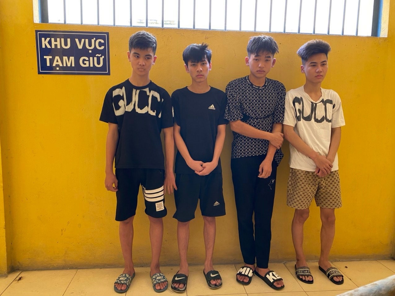 Nhóm 4 thanh, thiếu niên huyện An Lão bị bắt giữ tại cơ quan Công an. Ảnh: Công an quận Kiến An.
