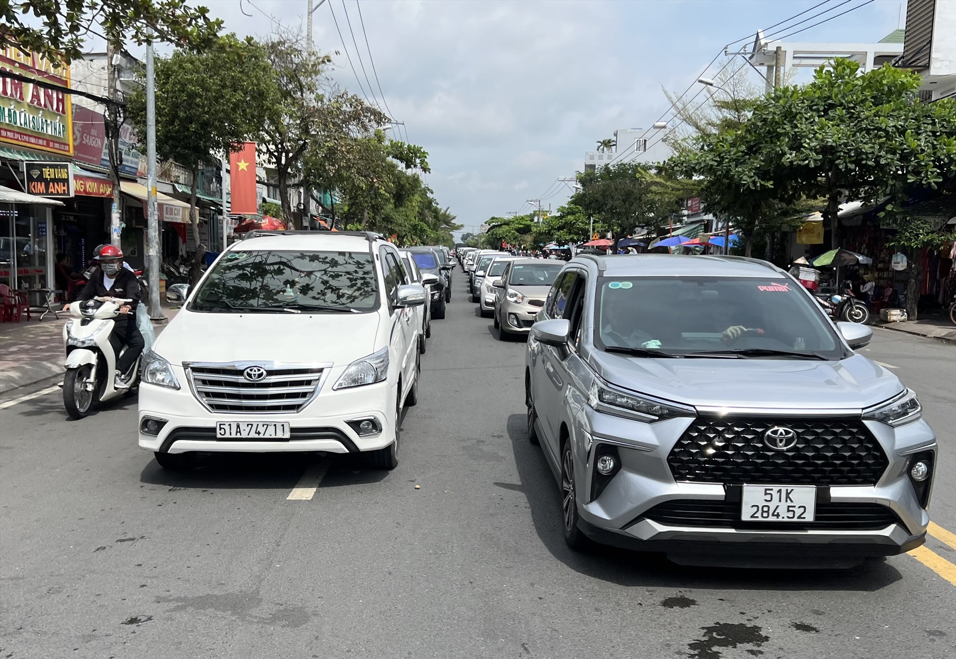 Ghi nhận của Lao Động, sáng ngày 3.9, tại phà Bình Khánh, huyện nhà Bè hàng trăm chiếc ô tô phải xếp thành hàng dài khoảng 300 m trên đường Huỳnh Tấn Phát.