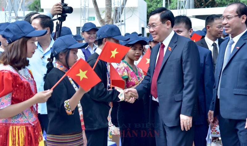 Chủ tịch Quốc hội Vương Đình Huệ và các em học sinh Trường THPT Kỳ Sơn trong Lễ khai giảng năm học 2022-2023. Ảnh: QĐ