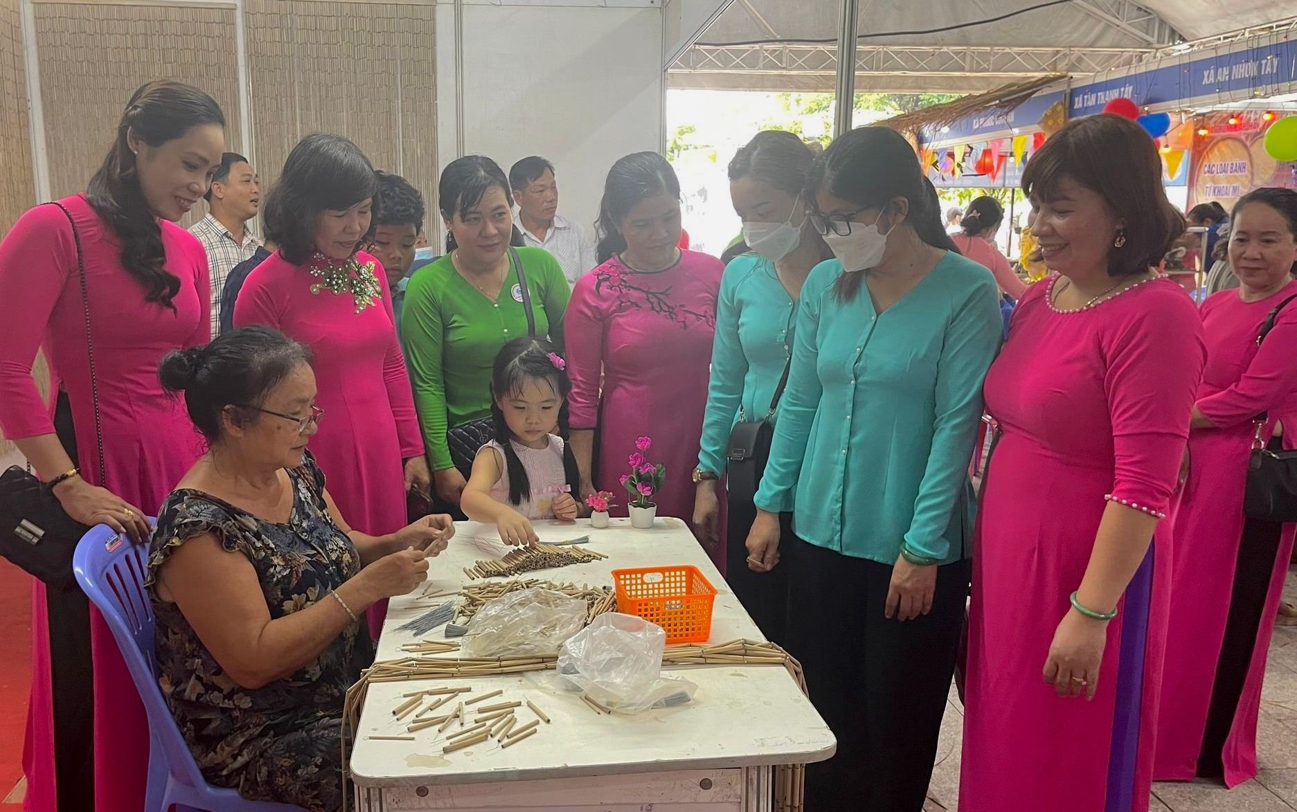 Khách tham quan hội chợ xem nghệ nhân làng nghề biểu diễn. Ảnh: Hội Liên Hiệp Phụ Nữ Huyện Củ Chi - TPHCM