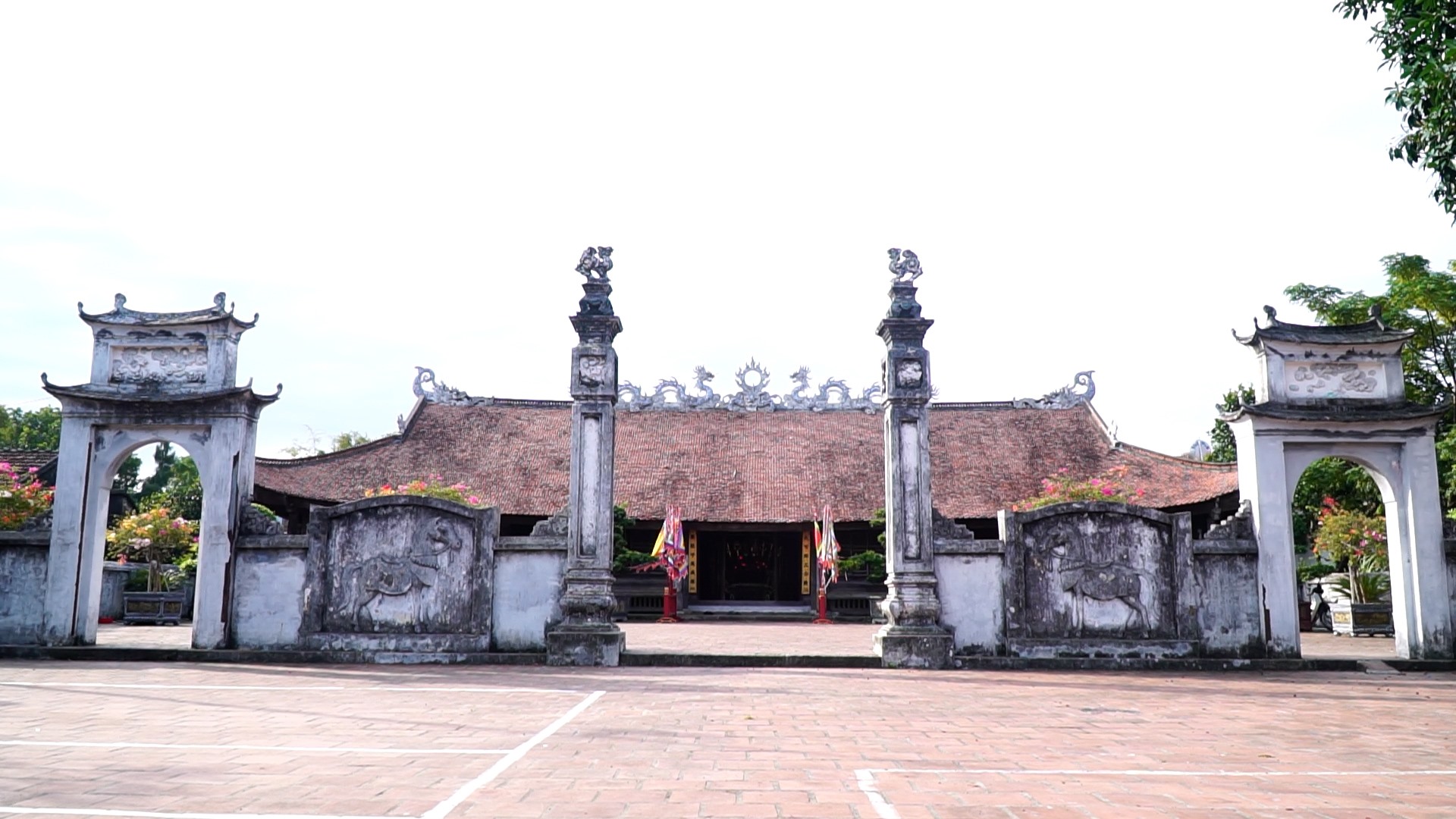 Đình Trà Cổ, gắn liền với lịch sử hình thành và phát triển của vùng đất Trà Cổ ngày nay, là một trong những ngôi đình cổ có quy mô lớn nhất ở Việt Nam. Đình được xây dựng vào năm 1461 thời Hậu Lê. Ảnh: Nguyễn Hưng