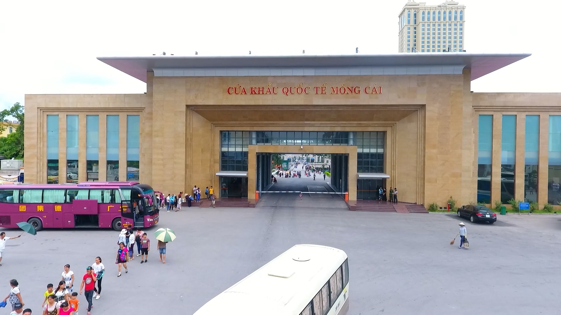 Cửa khẩu Quốc tế Móng Cái - một trong những cửa khẩu giao thương biên giới với Trung Quốc được xây dựng đầu tiên của Việt Nam. Ảnh: CTV