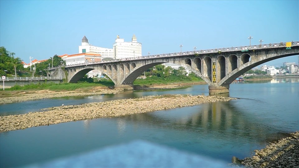 Cầu Ka Long là biểu tượng tình hữu nghị giữa Việt Nam và Trung Quốc. Được xây dựng từ những năm 1950 đến năm 1964 thì hoàn thành, đây là cây cầu duy nhất ở Việt Nam được làm bằng những phiến đá tự nhiên, nguyên khối, ghép cố định, hoàn toàn không sử dụng bê tông, cốt thép. Ảnh: CTV