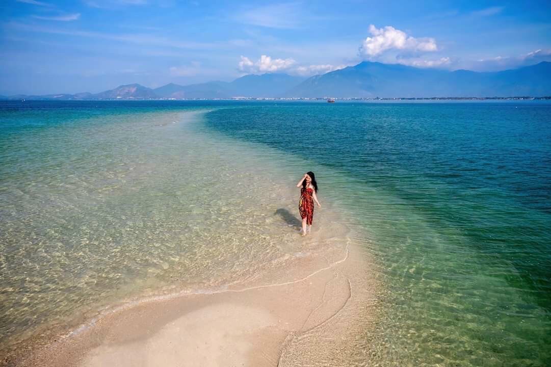 Đảo Điệp Sơn là một dãy bao gồm 3 hòn đảo nhỏ Hòn Bịp – Hòn Giữa – Hòn Đuốc nằm trong vùng biển vịnh Vân Phong. Điệp Sơn hấp dẫn du khách bởi con đường nổi giữa biển kéo dài gần 700m.