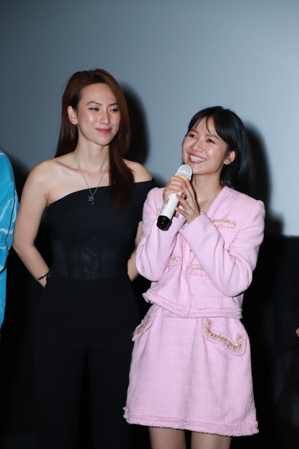 Trong phim, Oanh Kiều và Phương Anh Đào đóng vai cặp chị em đồng nghiệp “tình thương mến thương“, ngoài đời thực, 2 người đẹp cũng khiến khán giả phải thổn thức vì nhan sắc rực rỡ, ngọt ngào. Ảnh: NSCC.