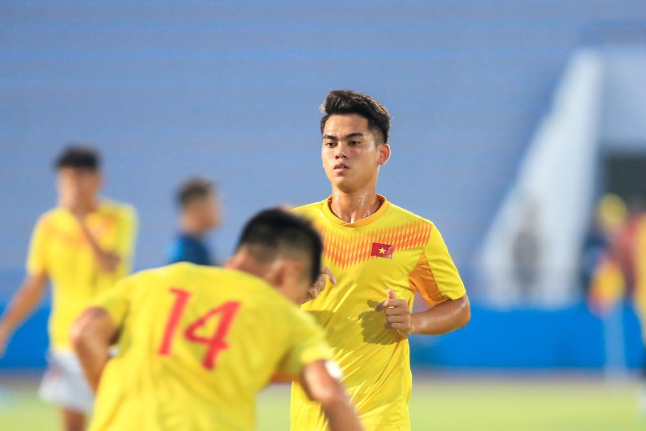 U20 Việt Nam khởi động trước trận đấu. Ảnh: Minh Dân