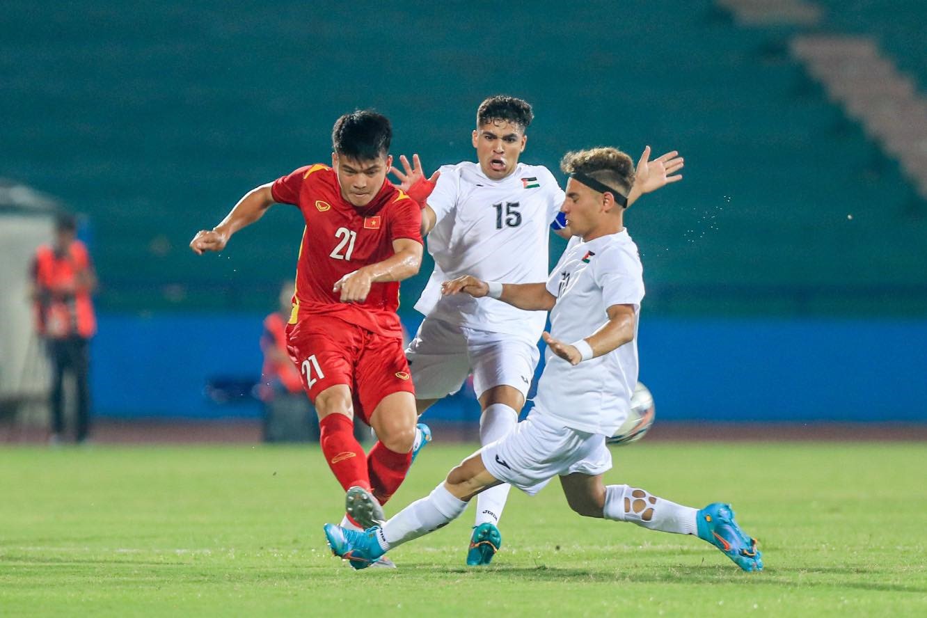 Các cầu thủ U20 Việt Nam bỏ lỡ nhiều cơ hội ghi bàn. Ảnh: Minh Dân