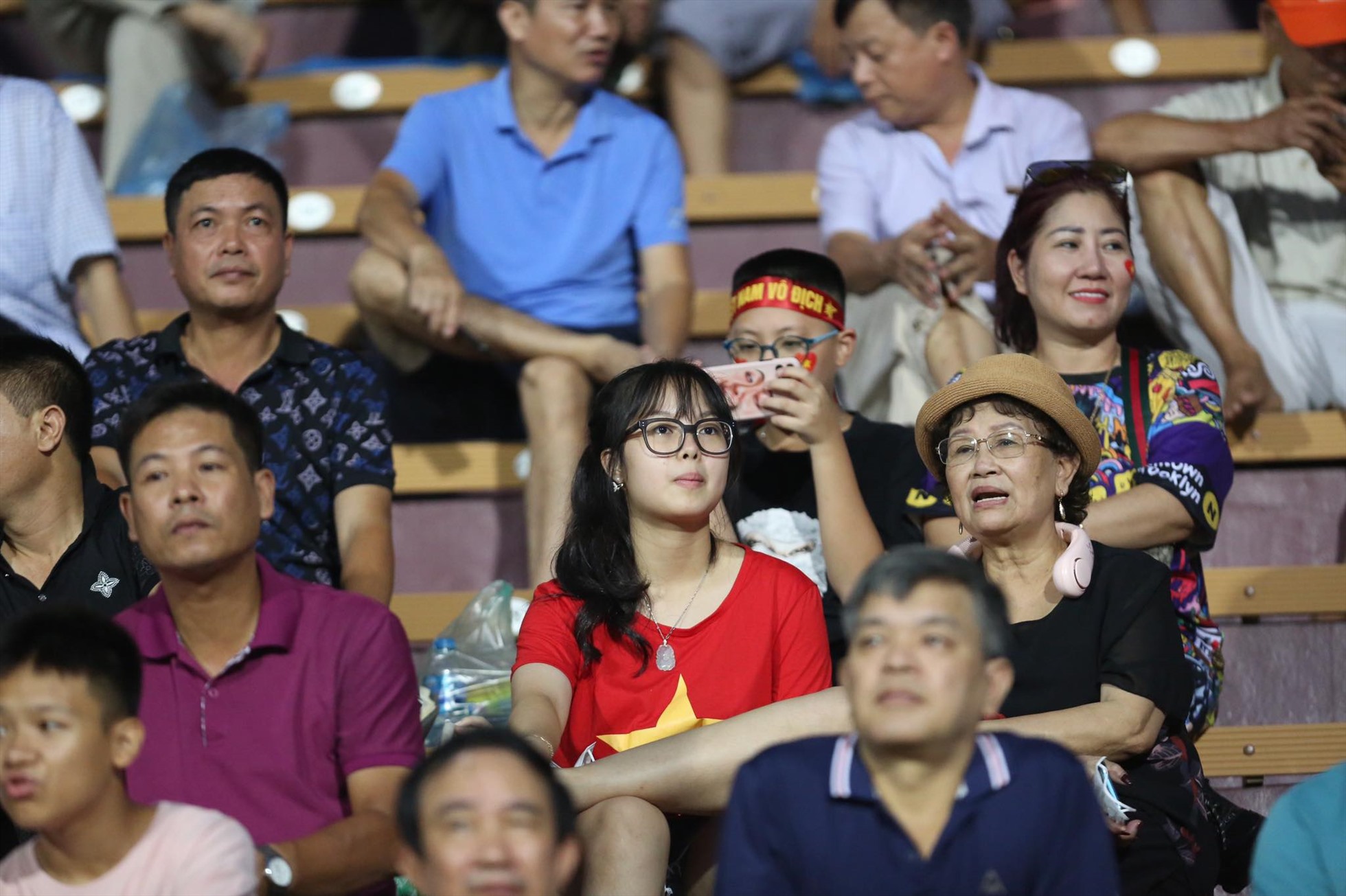 Khán giả đến sân cổ vũ U20 Việt Nam. Ảnh: H.A