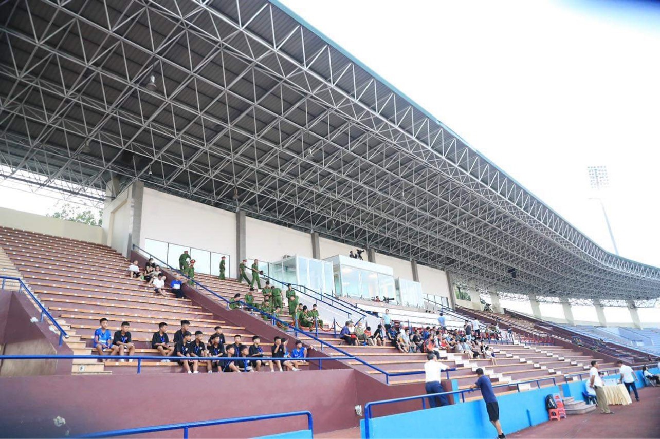 Sân vận động Việt Trì trước trận đấu. Ảnh: Minh Dân