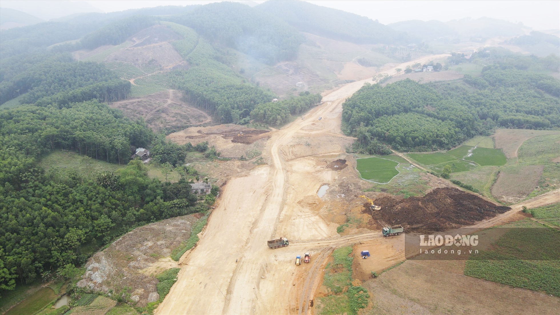Một đoạn dự án cao tốc Tuyên Quang - Phú Thọ đang thi công qua xã Nhữ Khê (Yên Sơn, Tuyên Quang).