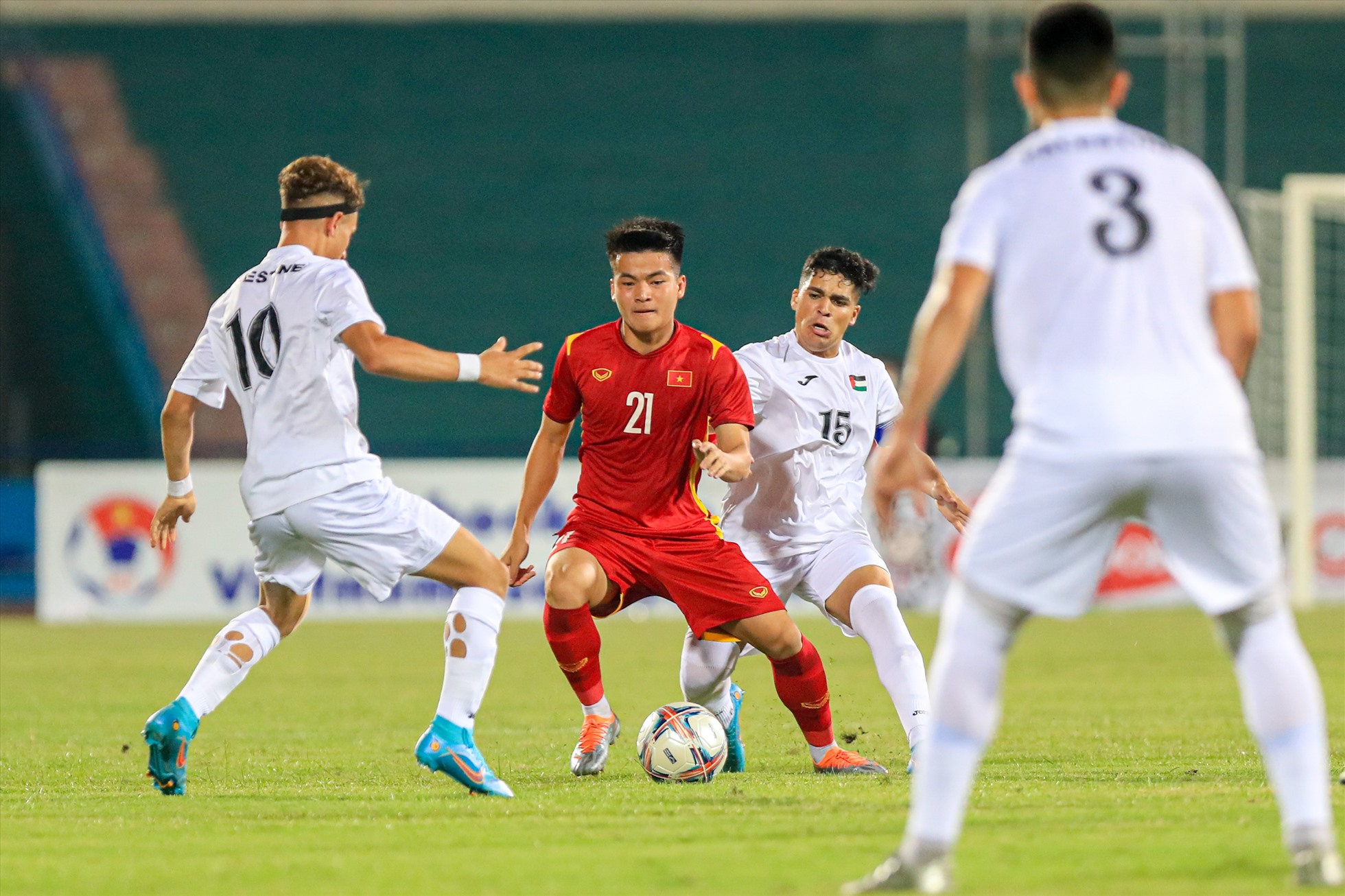 Trận đấu giao hữu giữa U20 Việt Nam và U20 Palestine diễn ra trên sân Việt Trì tối nay (3.9) bắt đầu với tốc độ khá cao ở những phút đầu trận đấu.