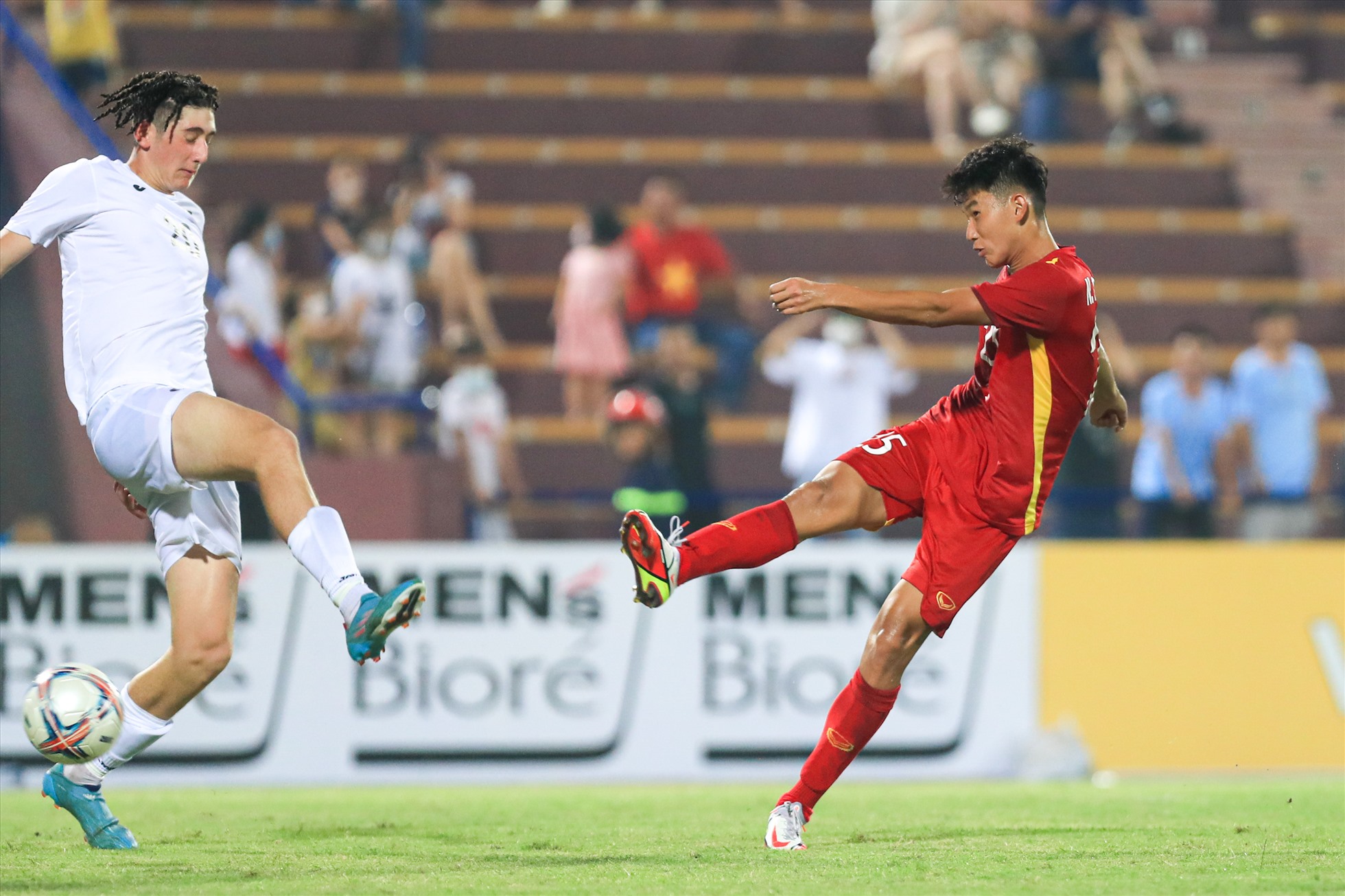 Nhưng trong một ngày kém duyên đến kì lạ, U20 Việt Nam đã không có được bàn thắng sau 90 phút bóng lăn.