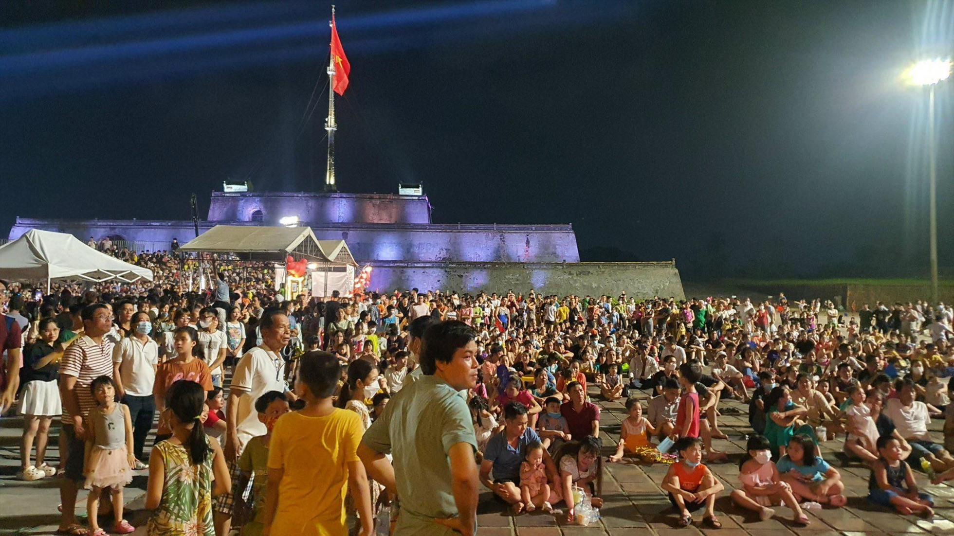 Sự kiện được tổ chức trước quảng trường Ngọ Môn và đã thu hút hàng ngàn người dân, du khách đến theo dõi.