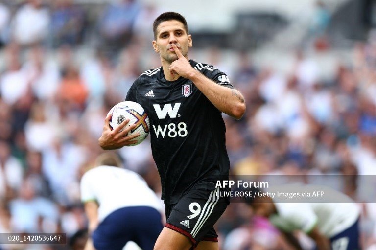Aleksandar Mitrovic có phong độ rất cao với bàn thắng thứ năm kể từ đầu mùa, nhưng không đủ để Fulham có điểm. Ảnh: AFP