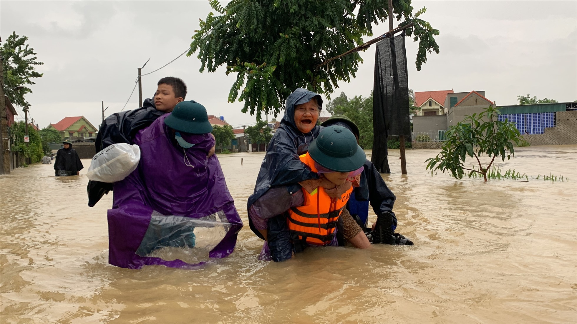 Lực lượng công an tỉnh Nghệ An dầm lũ cứu dân. Ảnh: QĐ