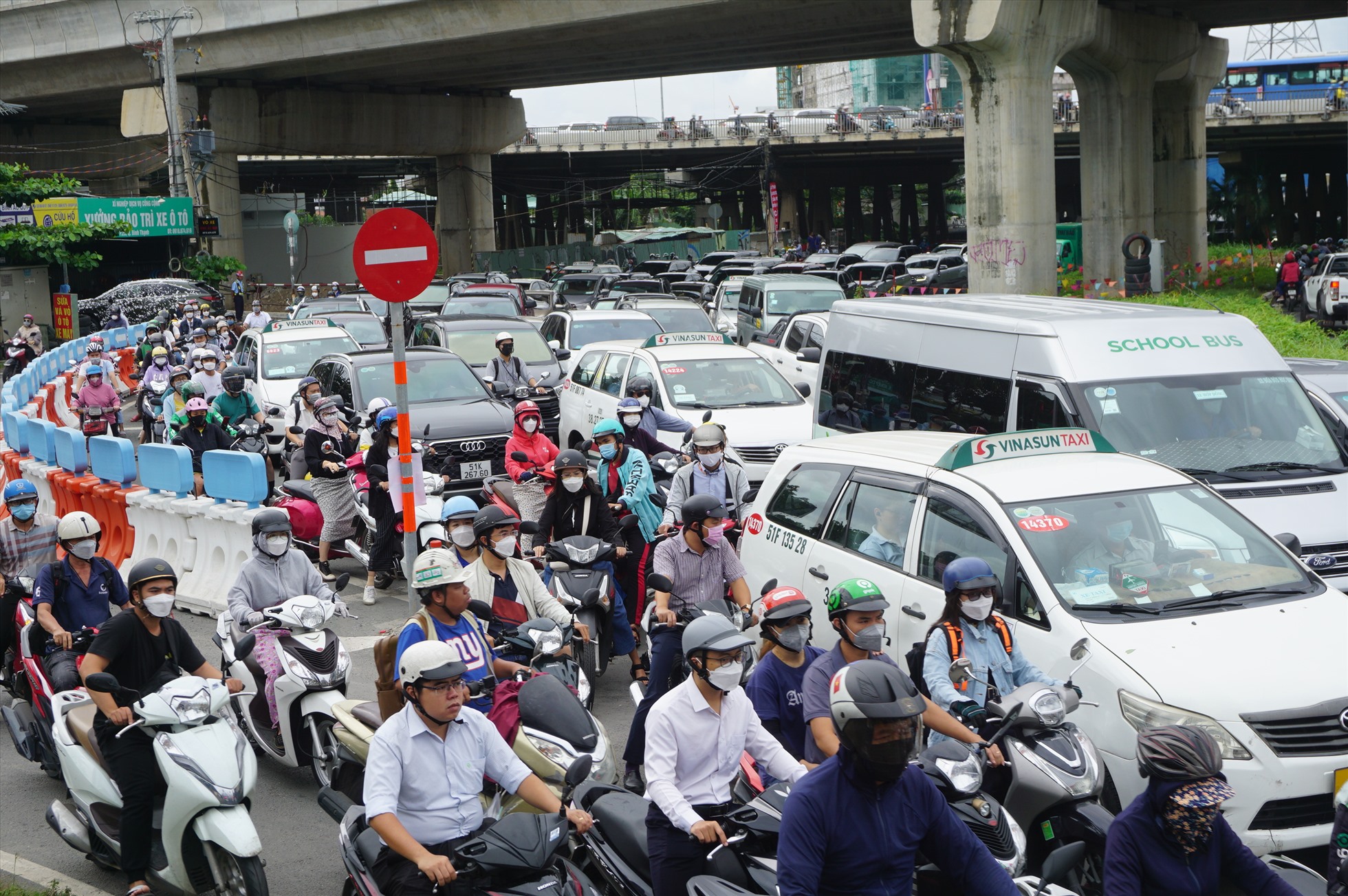 Trên đường Điện Biên Phủ, ôtô xếp thành hàng dài hơn 1km, xe máy ken đặc trên đường.