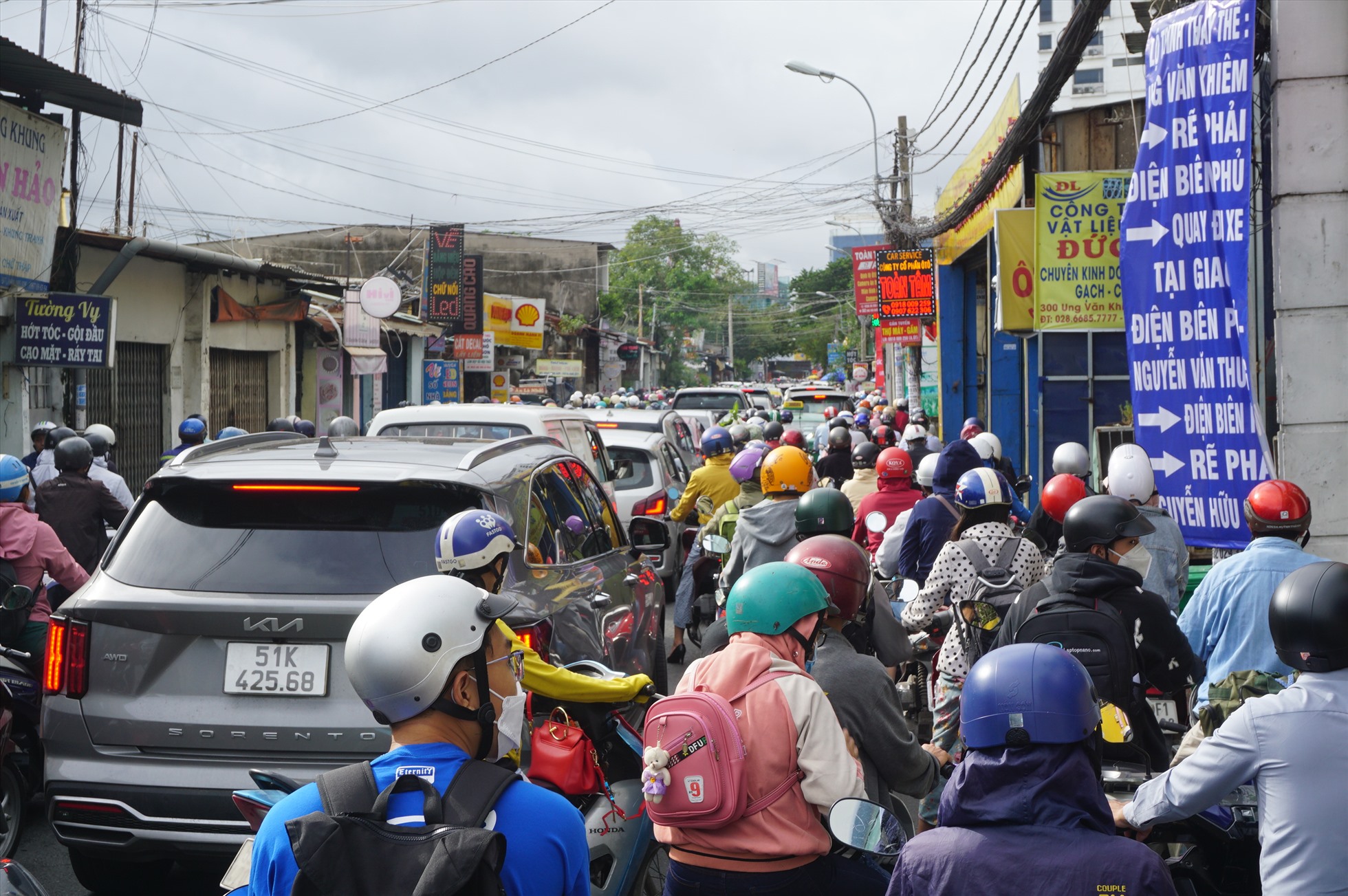 Trên đường Ung Văn Khiêm, xe máy ken đặc trên đường. Người dân đi làm buổi sáng bơ phờ, mệt mỏi vì phải chờ đợi trong dòng kẹt xe quá lâu, có người bị kẹt hơn 20 phút vẫn chưa thoát ra được.