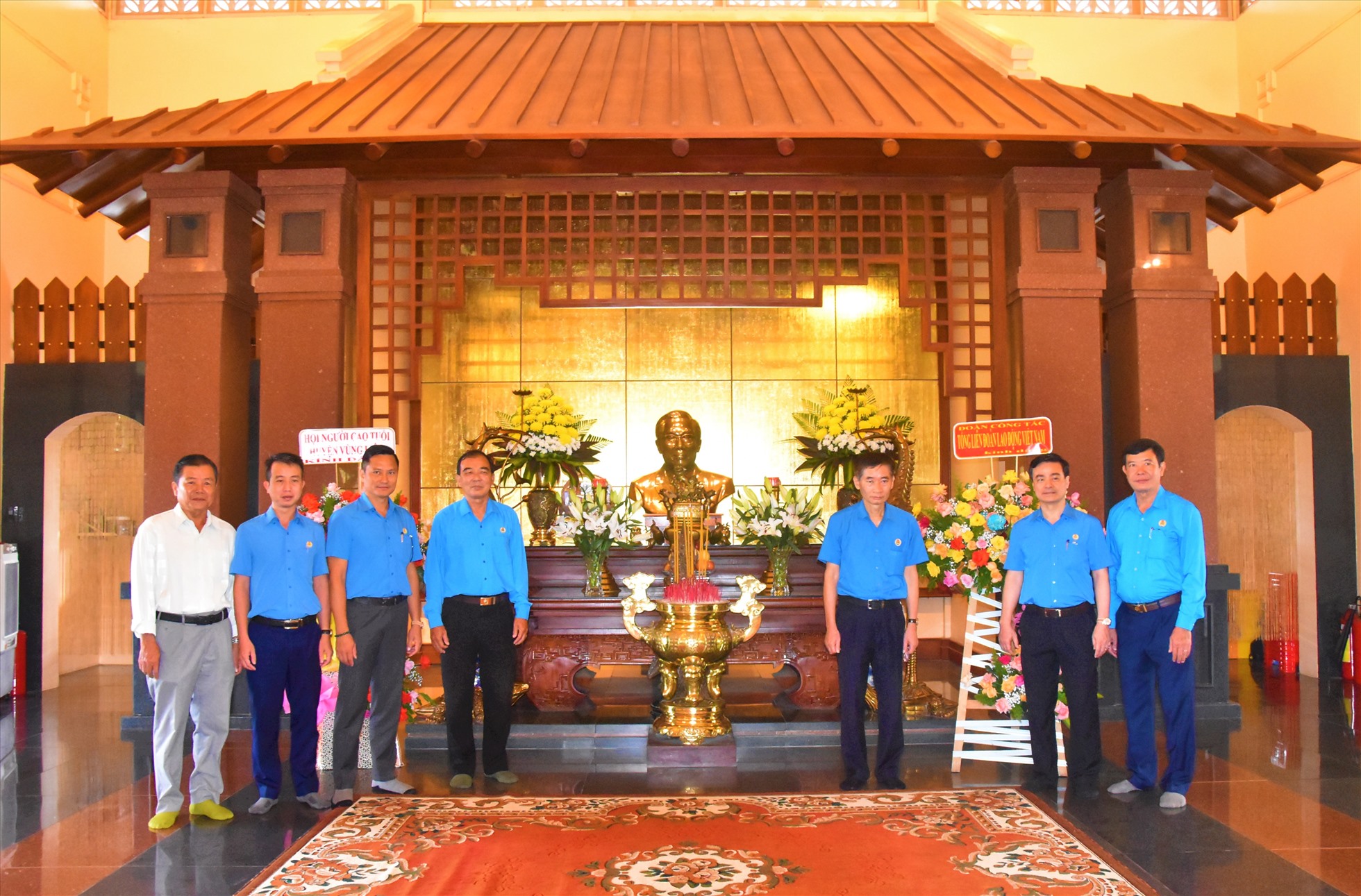 Đoàn Công tác của Tổng LĐLĐ Việt Nam chụp ảnh lưu niệm tại khu lưu niệm Võ Văn Kiệt. Ảnh: Th.N