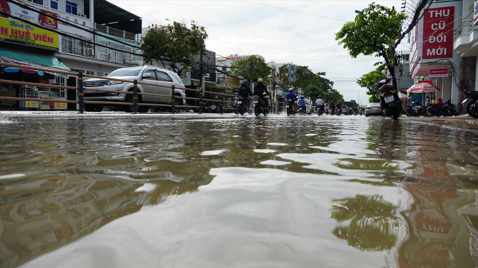 Theo ghi nhận của PV Lao Động sáng 30.9, tại một số tuyến đường phố trung tâm cho thấy, nhiều nơi đường bị ngập gây khó khăn cho các phương tiện qua lại như: Nguyễn Văn Cừ, CMT8,…