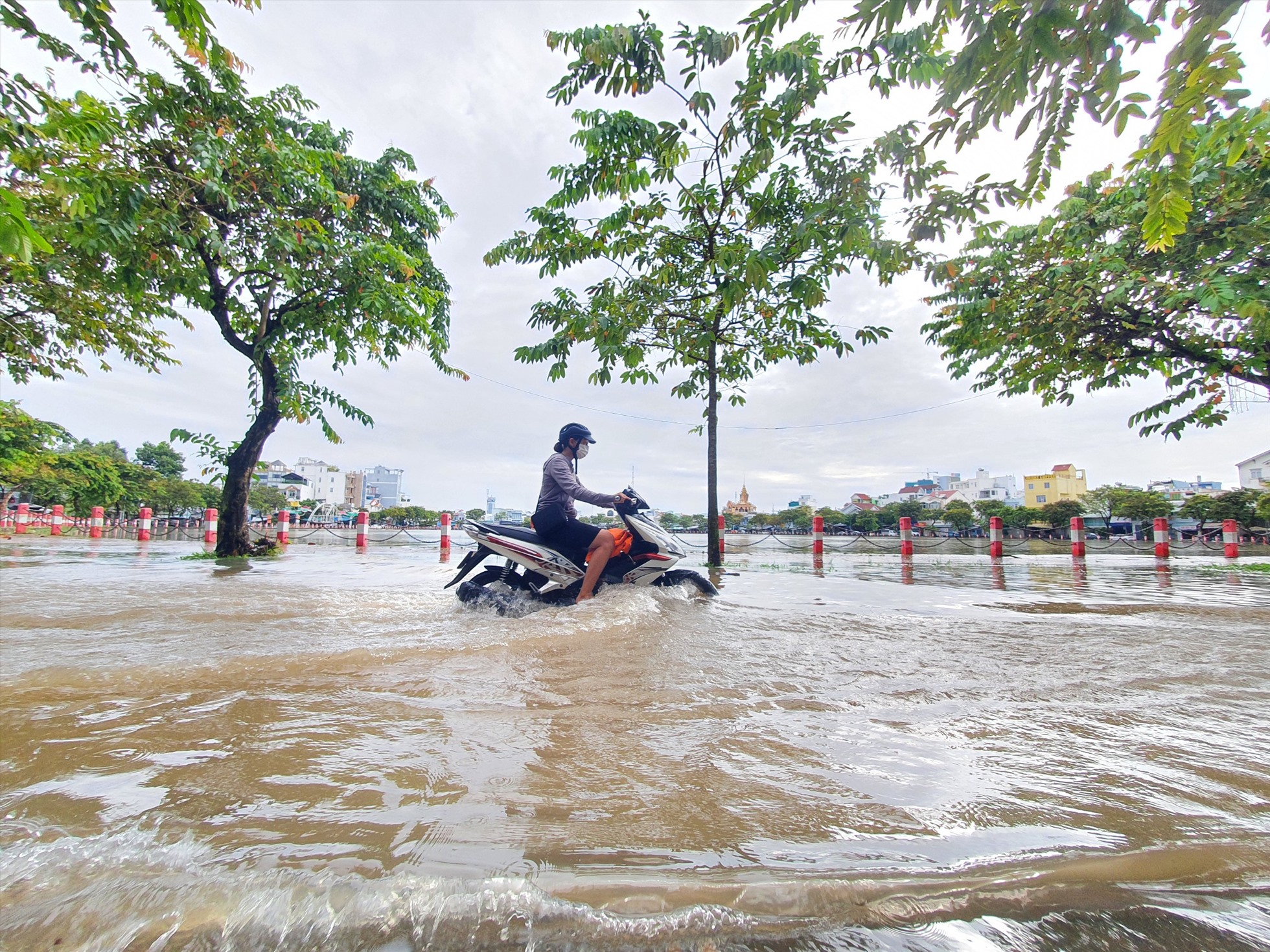 Khu vực hồ Xáng Thổi nước dâng cao ngập đường.