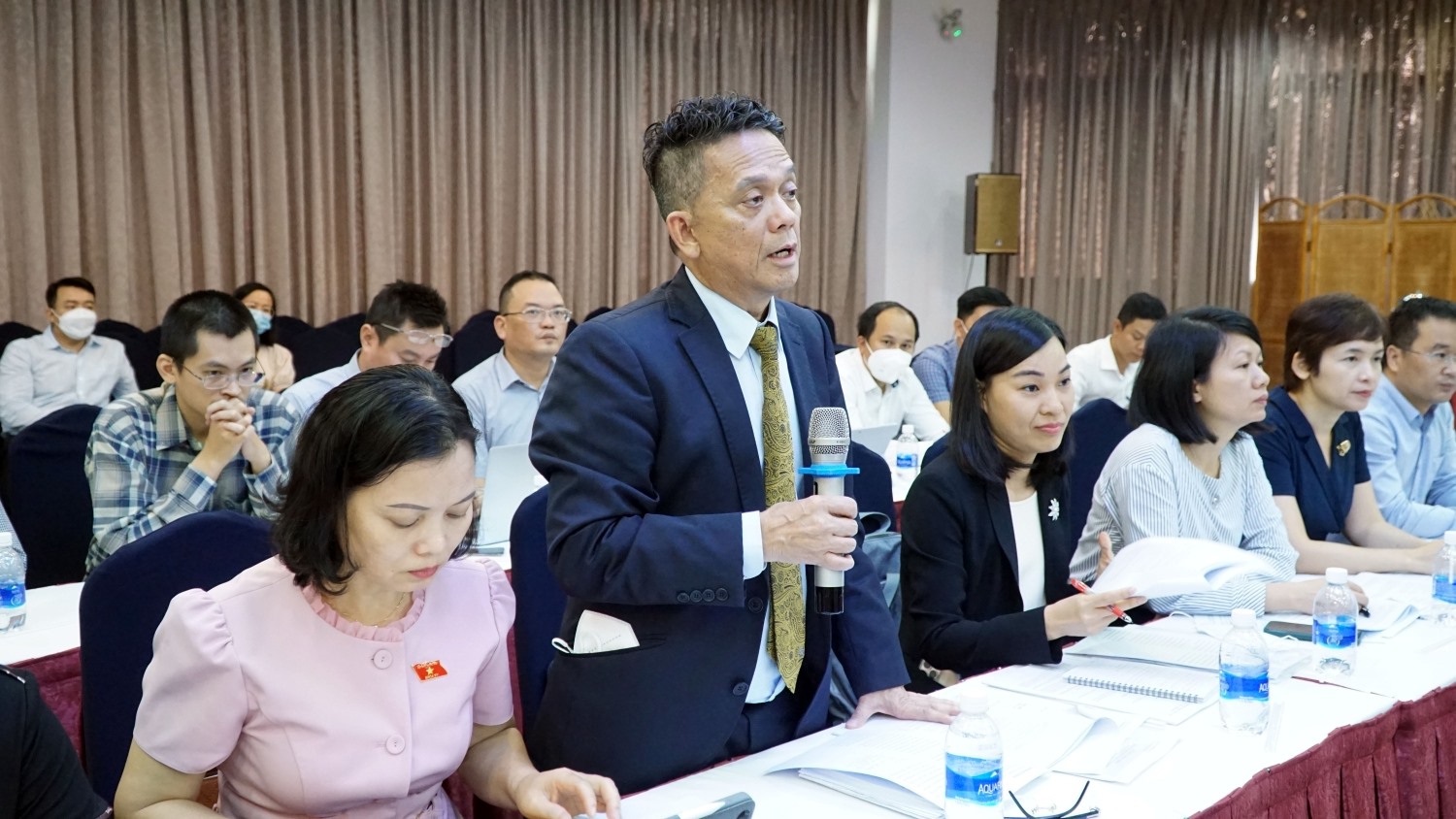 Ông Nguyễn Minh, Trưởng ban pháp lý và thương mại Eni Việt Nam cho ý kiến về ngôn ngữ trong hợp đồng dầu khí. Ảnh PVN.