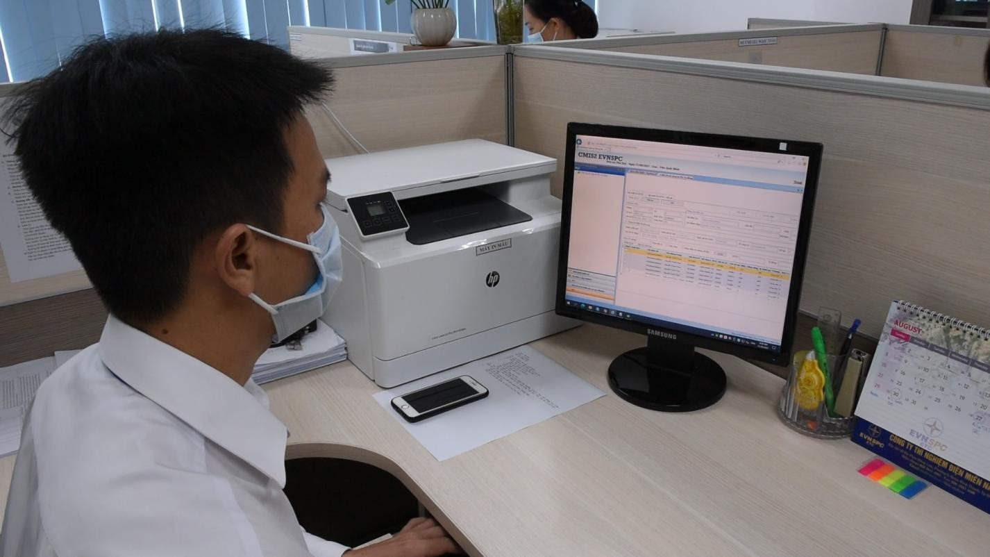 Quản lý thông tin khách hàng sử dụng điện qua phần mềm. Ảnh EVNSPC cung cấp.
