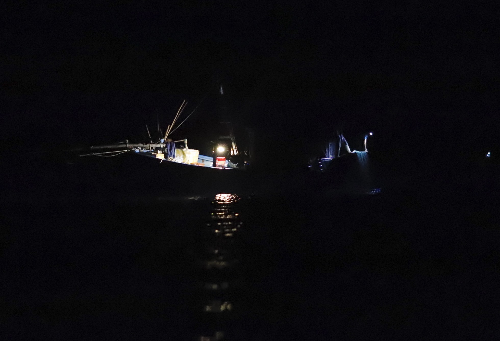 Để tránh bị phát hiện, tàu cá giã cào thường tắt hết đèn điện,