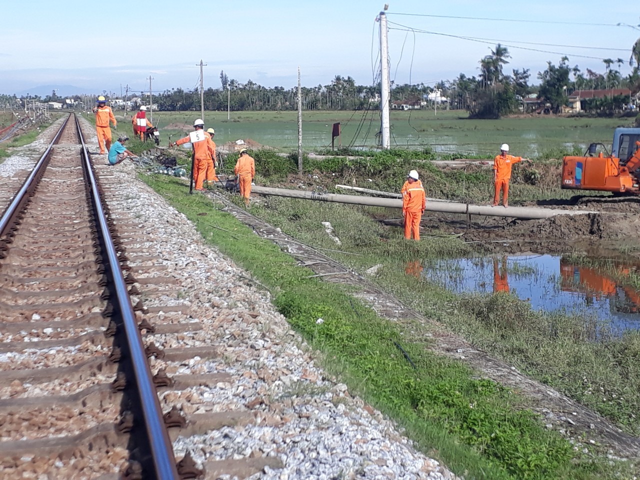 Đội xung kích của Công ty Điện lực Đắk Nông hỗ trợ khắc phục sự cố lưới điện cho tỉnh Quảng Nam do bão Noru gây ra. Ảnh: Tâm An