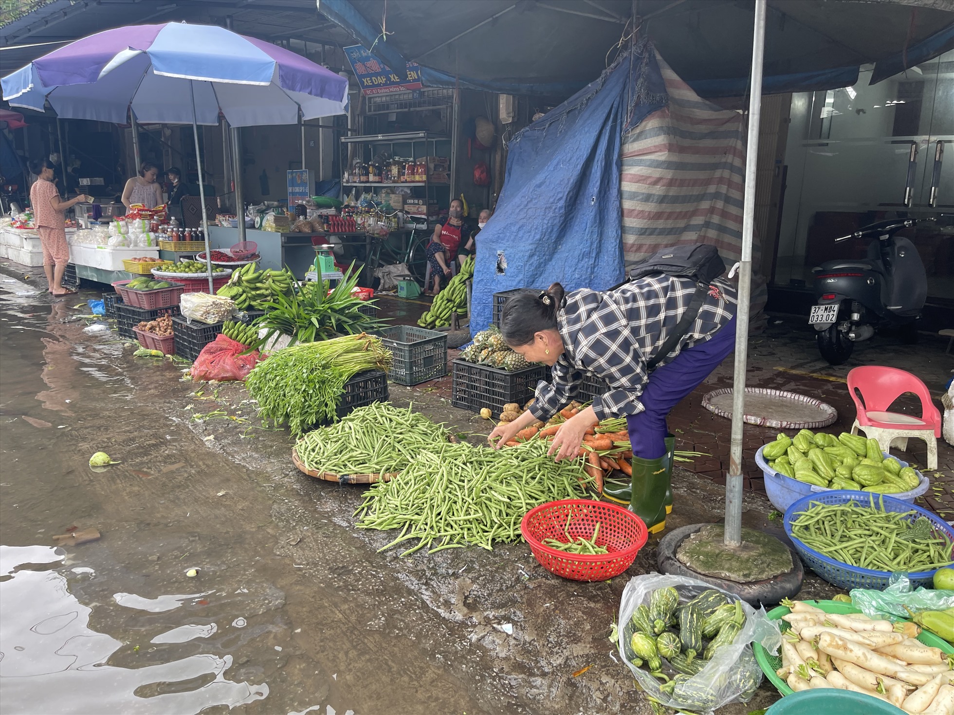 Nhiều loại rau xanh khan hiếm, người dân đi chợ muộn sẽ không còn rau để mua. Ảnh: Quỳnh Trang