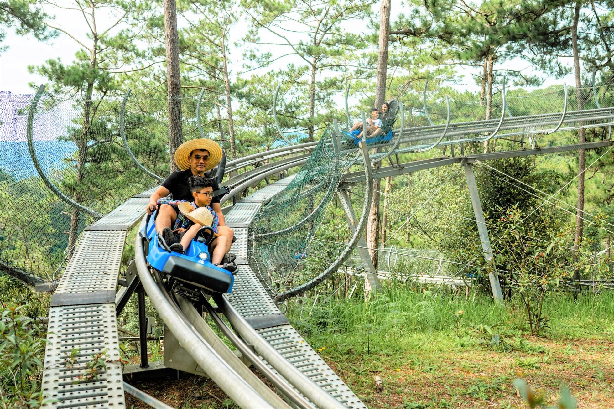 Du khách sẽ tự lái máng trượt và ngắm nhìn khung cảnh núi rừng Đà Lạt. Ảnh: Datanla High Rope Course.