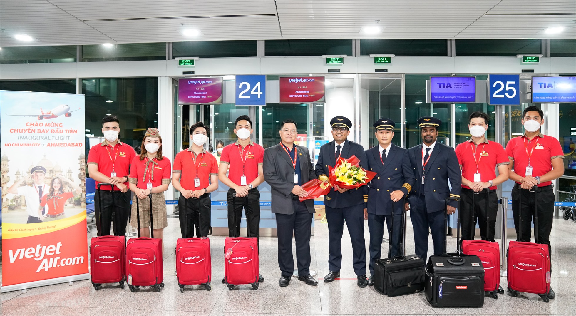 Phi hành đoàn Vietjet thực hiện chuyến bay đầu tiên từ Việt Nam đến với thành phố Ahmedabad.