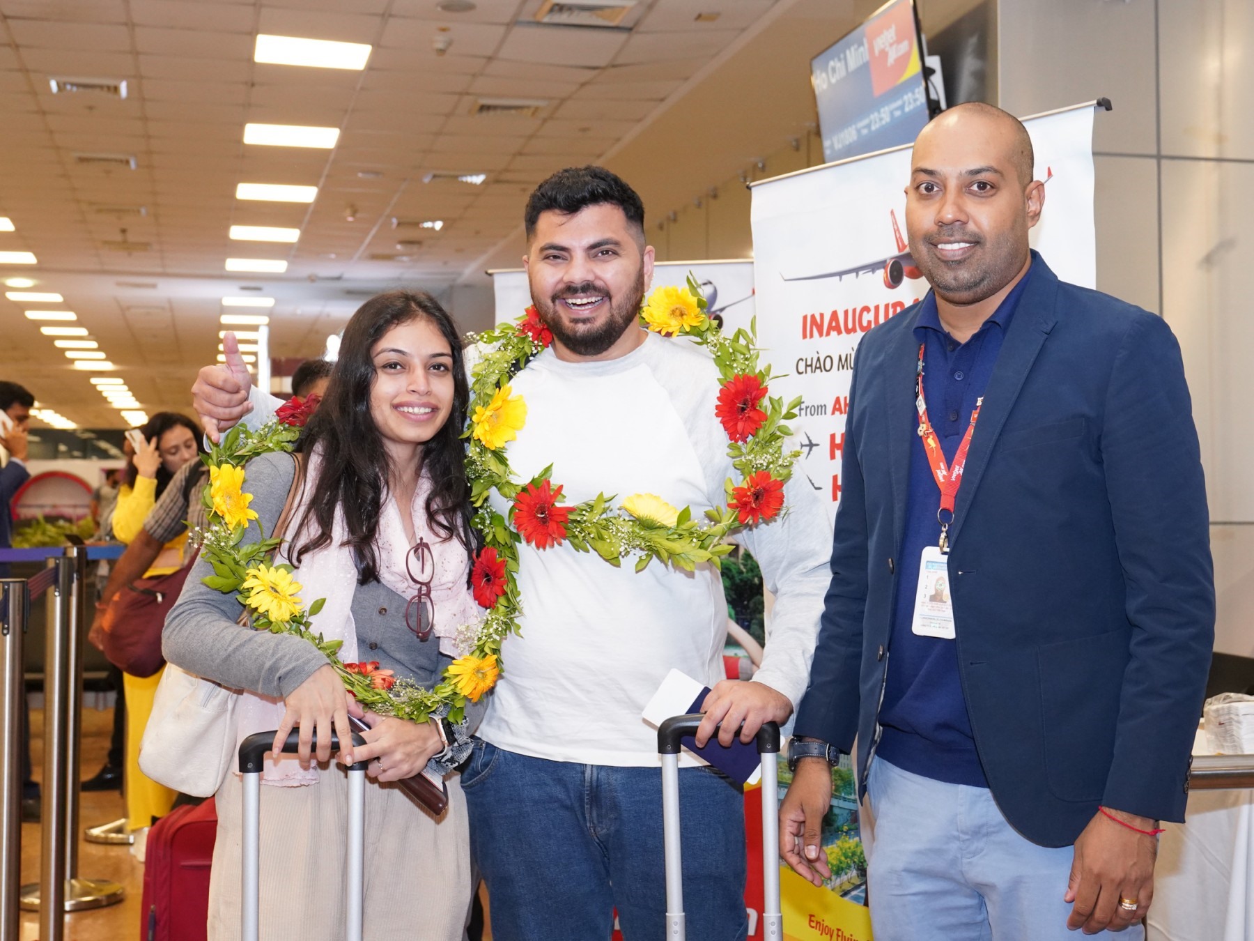 Đại diện Vietjet tặng hoa và chào đón hành khách trên chuyến bay đầu tiên từ Ahmedabad đến TP.HCM.