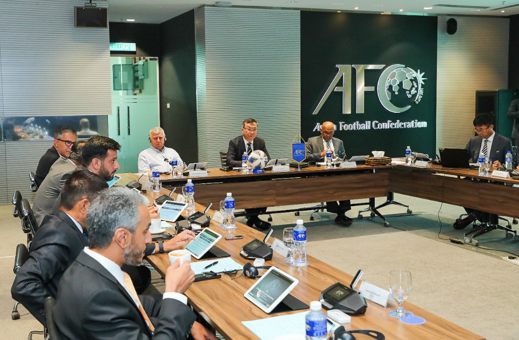Quyền Chủ tịch VFF Trần Quốc Tuấn (giữa) chủ trì cuộc họp Ban thi đấu AFC trên cương vị Trưởng Ban thi đấu AFC. Ảnh: AFC