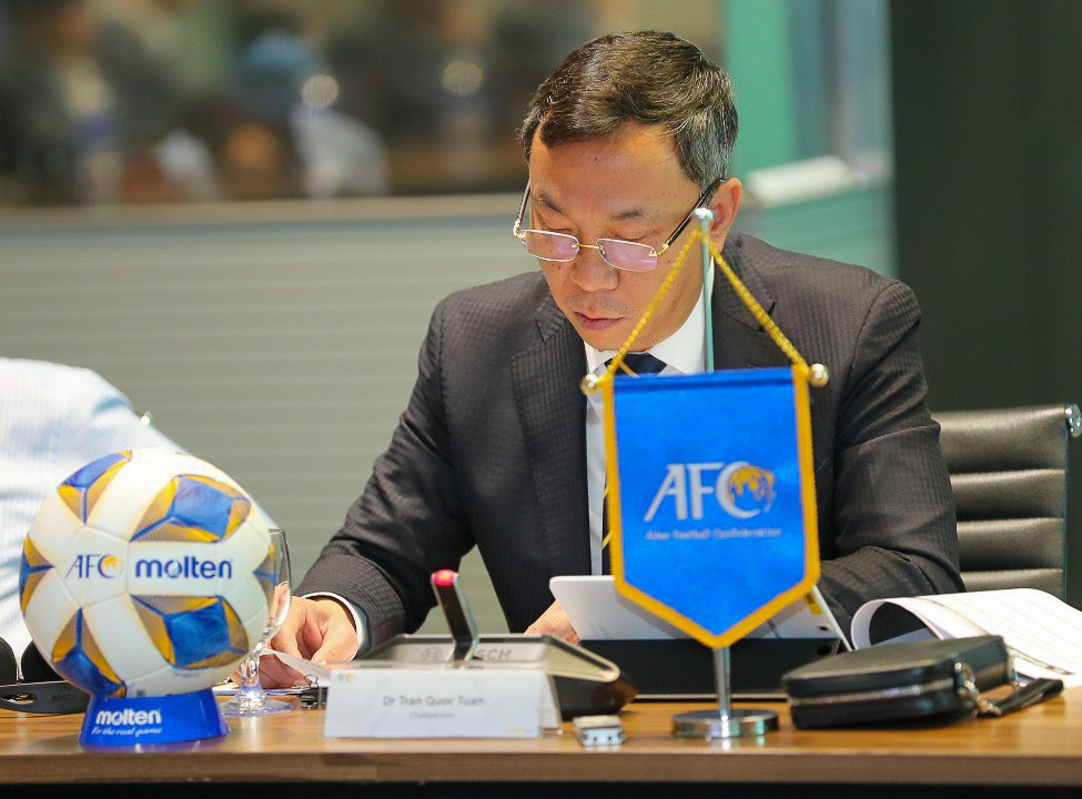 Quyền Chủ tịch VFF Trần Quốc Tuấn (giữa) chủ trì cuộc họp Ban thi đấu AFC trên cương vị Trưởng Ban thi đấu AFC. Ảnh: AFC