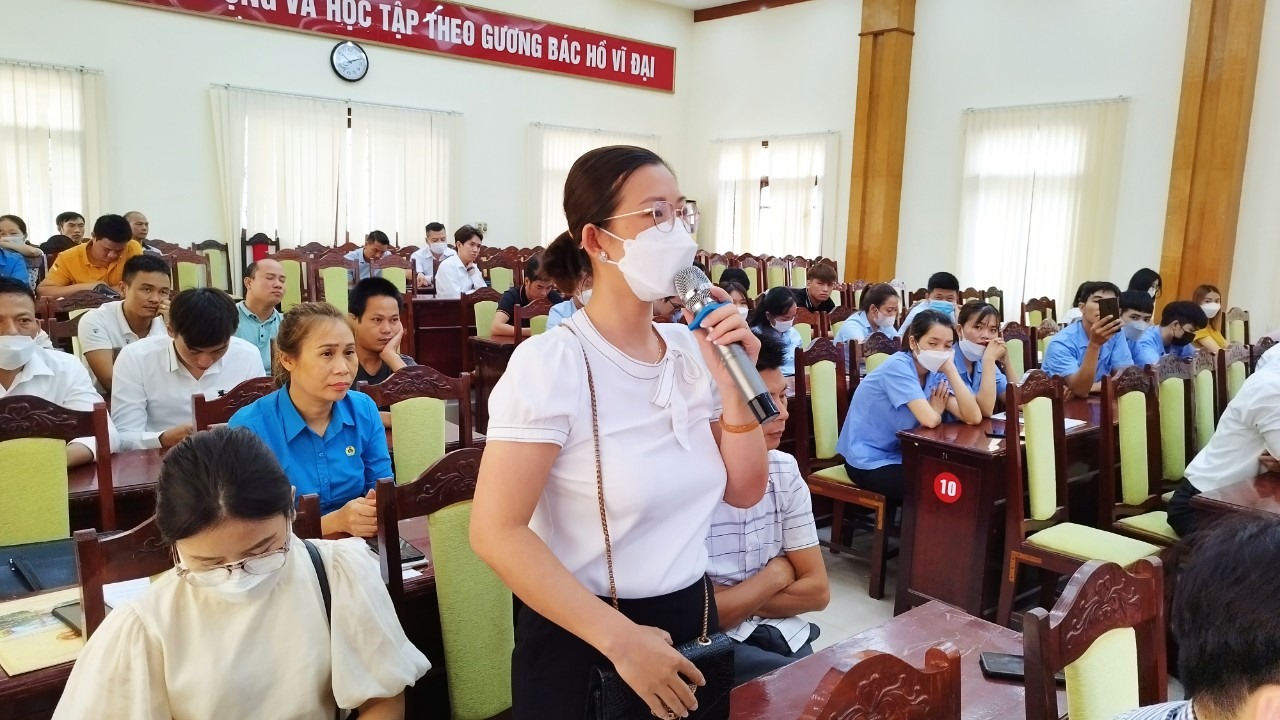 Người lao động huyện Cẩm Giàng kiến nghị tới Chủ tịch UBND huyện trong buổi đối thoại. Ảnh: DT