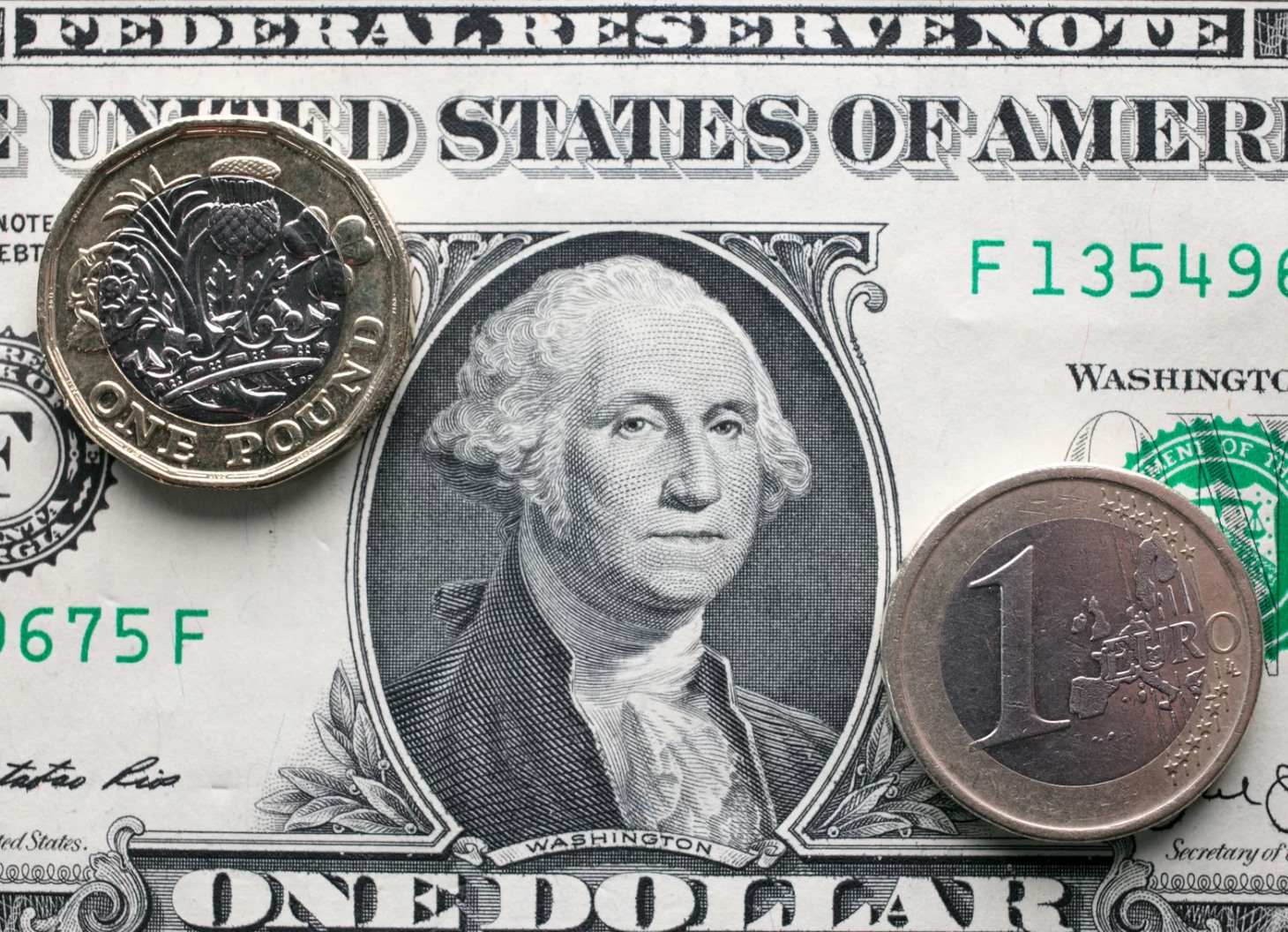 Đồng USD mạnh lên so với các đồng tiền chủ chốt khác. Ảnh: AFP