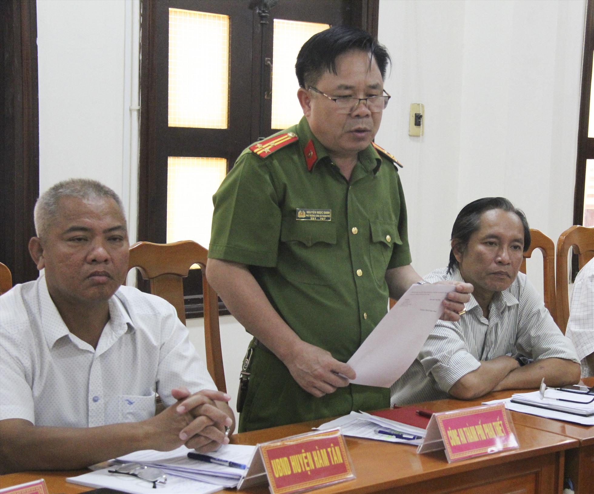 Thượng tá Nguyễn Ngọc Oanh đại diện Cơ quan CSĐT Công an TP.Phan Thiết thông tin về tiến độ, kết quả giải quyết các đơn tố giác liên quan đến N.T.V.A. Ảnh: DT