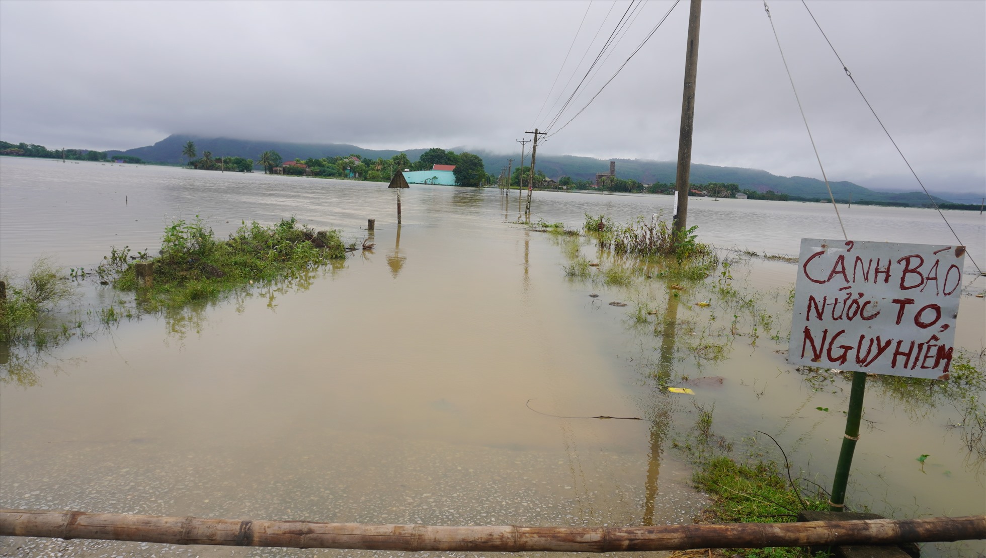 nước lũ dâng cao đã gây ngập lụt hoàn toàn con đường bê-tông nối bên ngoài với thôn Kén, khiến toàn bộ 172 hộ dân với 748 nhân khẩu của thôn bị cô lập, chia cắt với bên ngoài.