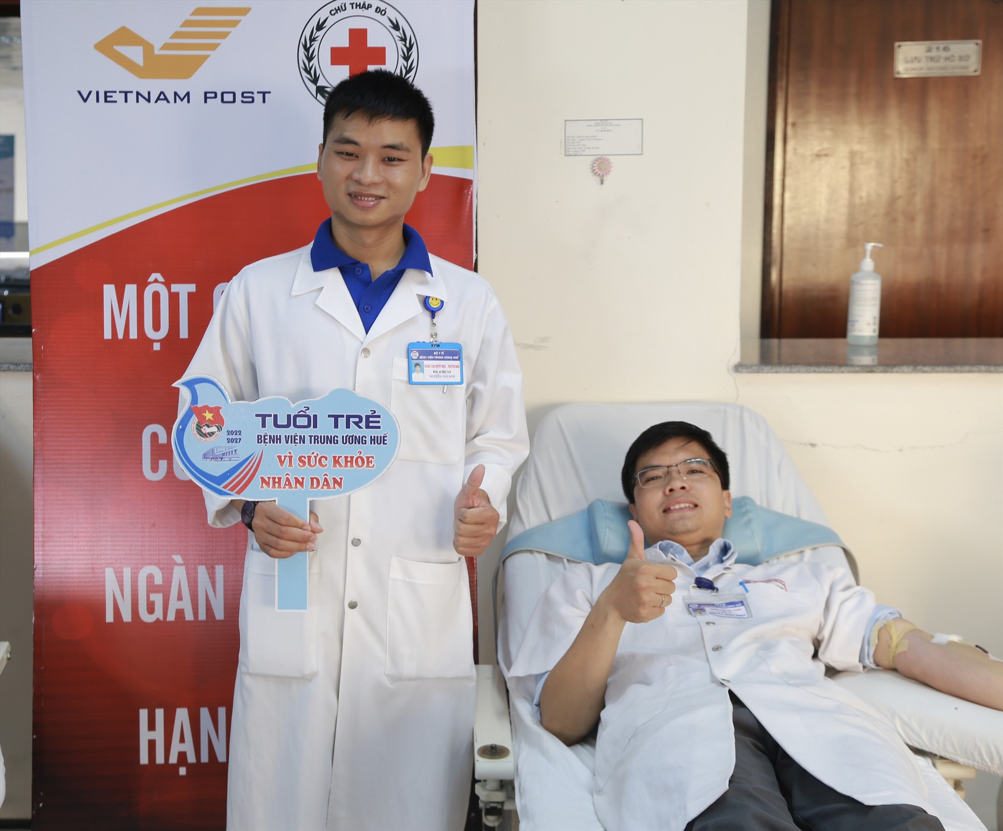 Bác sĩ Nguyễn Minh Hành - Bí thư đoàn Bệnh viện Trung ương Huế tham gia hiến máu.
