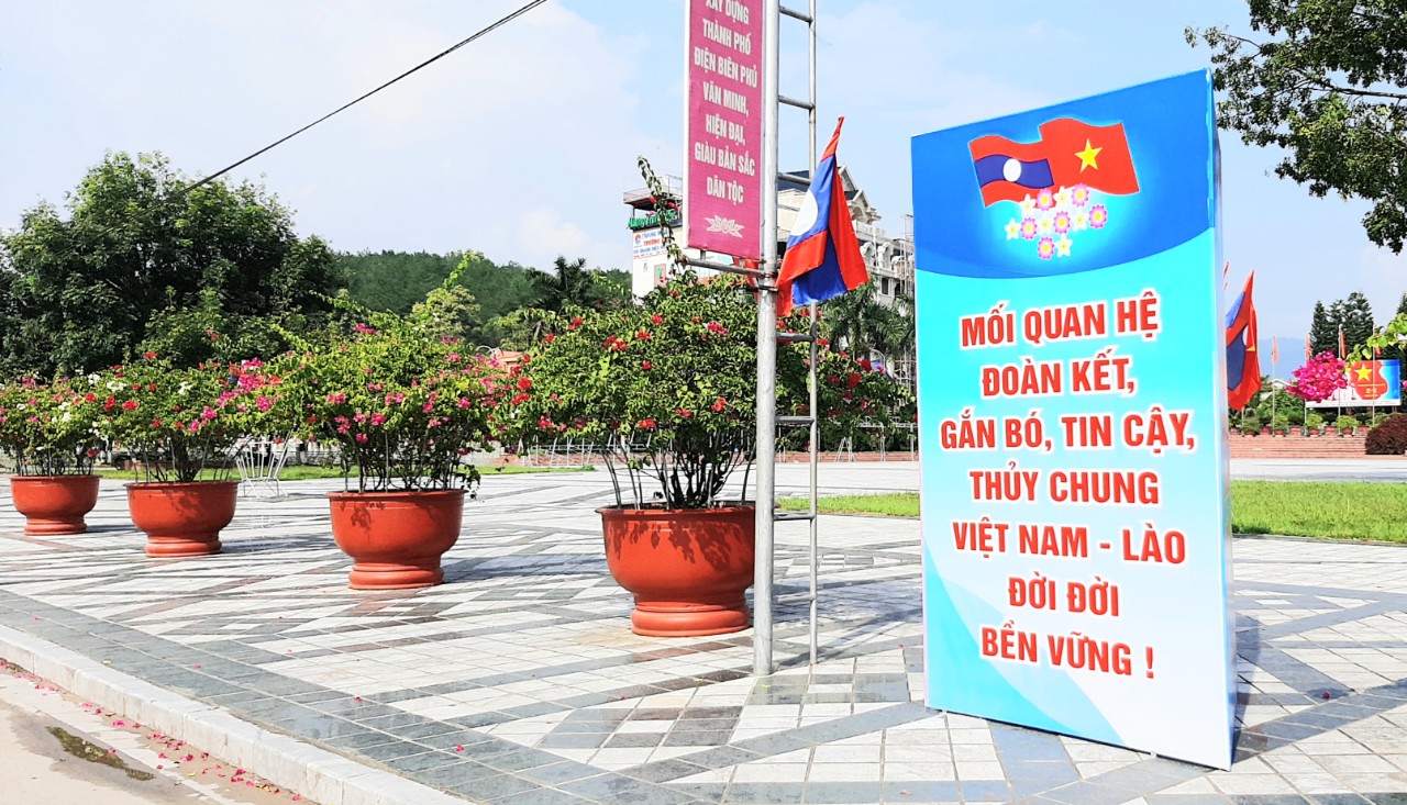 Đường phố thành phố Điện Biên ngập tràn cờ hoa, pa-nô khẩu hiệu hướng tới ngày hội Ảnh: BTC