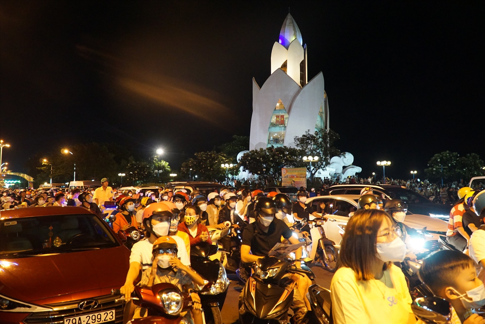 Tại khu vực quảng trường tối cuối tuần tổ chức các lễ hội âm nhạc nên lượng người xem đông đột ngột.