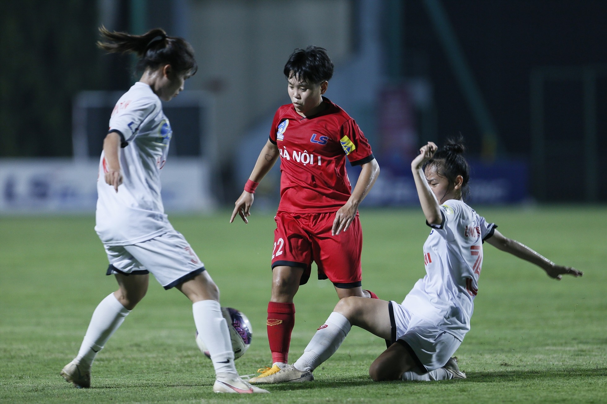 Đội nữ Hà Nội I (áo đỏ) tiếp tục có trận thắng đậm tại vòng 2 Giải nữ vô địch quốc gia. Ảnh: VFF