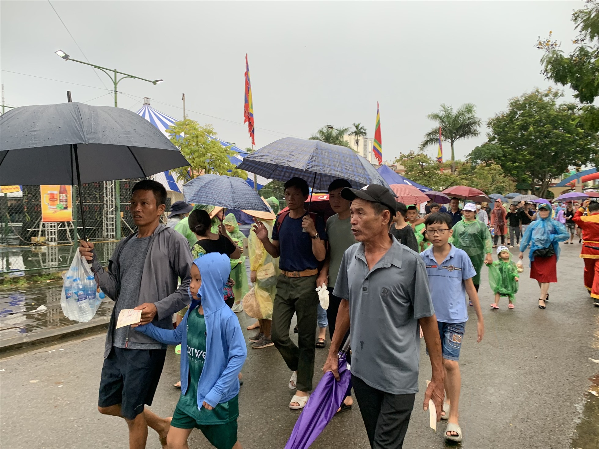 Nhiều người trong số họ đến từ các tỉnh, thành trên cả nước, phải đi từ sớm hoặc đi từ ngày hôm trước cho kịp xem trâu chọi. “Đây là lần đầu tiên tôi được tận mắt chứng kiến và tham dự a Lễ hội Chọi trâu, tôi cảm thấy rất hào hứng. Từ nhà tôi đi chuyển đến đây cũng phải 30 phút, nên tôi phải đi từ 5 giờ 30 sáng” Anh Nguyễn Tiến Bảo - 33 tuổi, Tiên Lãng, Hải Phòng cho biết. Ảnh: Lương Hà