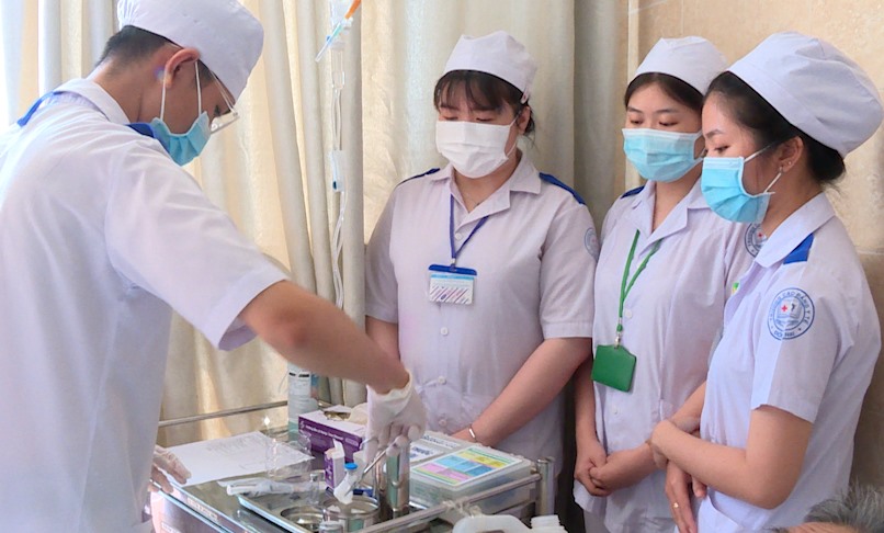 Sinh viên trường cao đẳng y tế Đồng Nai thực tập tại bệnh viện. Ảnh: Hà Anh Chiến