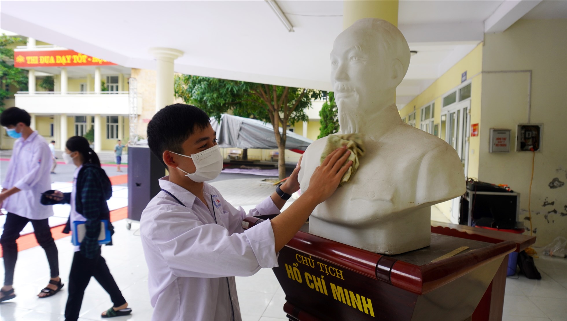 Nam sinh Trường THPT Lam Sơn cẩn thận cầm khăn lau bức tượng Bác Hồ.