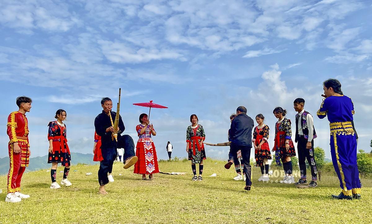 Tại đây, người dân và du khách được hòa mình vào không gian lễ hội đặc sắc, các hoạt động văn hóa, thể thao truyền thống của đồng bào dân tộc Mông.