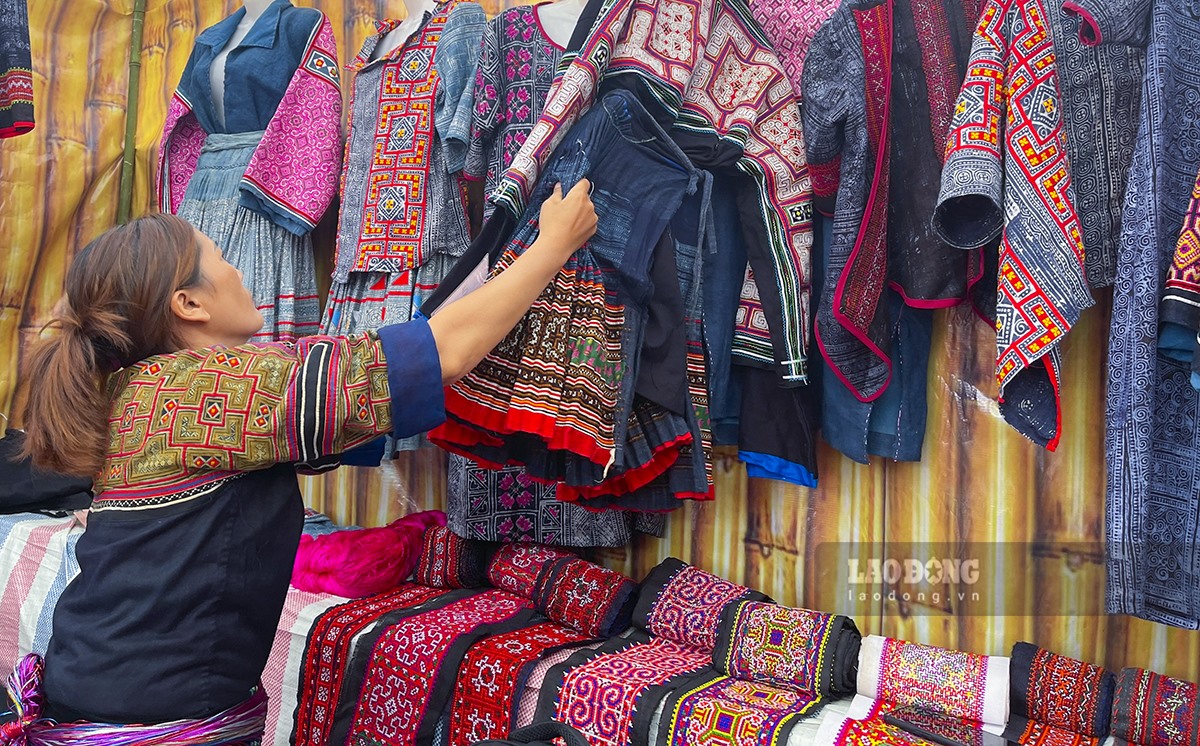 Những bộ trang phục truyền thống nguyên bản của phụ nữ Mông được trưng bày, giới thiệu đến du khách.