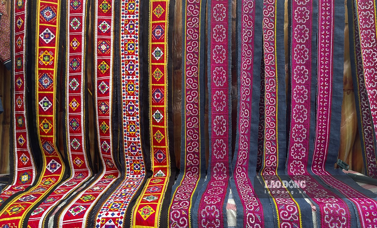 Hàng chục mẫu sản phẩm mang màu sắc và họa tiết khác nhau, phù hợp với mục đích sử dụng và nét văn hóa của mỗi ngành Mông khác nhau.