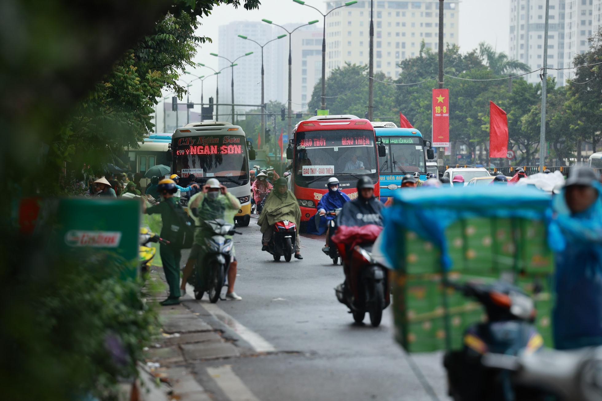 Sợ tắc đường cuối kỳ nghỉ lễ 2.9, người dân ùn ùn trở lại Hà Nội.