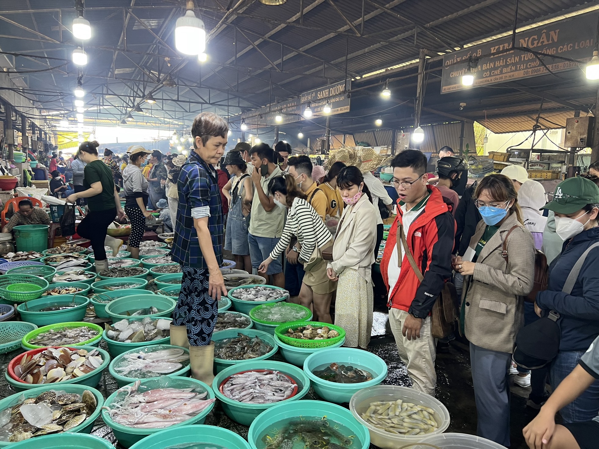 Chen chân mua hải sản ở chợ Hàng Dương trong dịp lễ 2.9